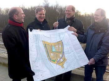 Die zust&auml;ndigen Projektleiter auf der Gablenzbr&uuml;cke vor dem zuk&uuml;nftigen Baugel&auml;nde